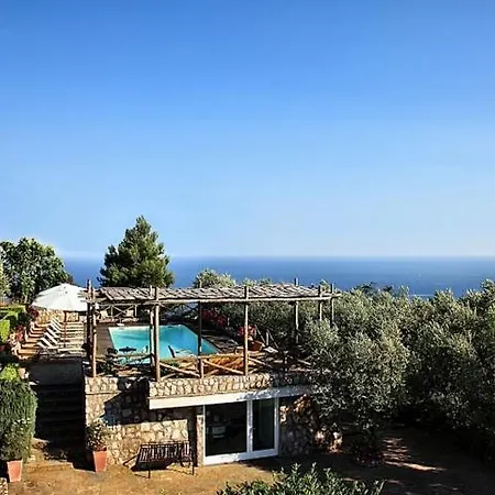 Sleeps 4 Pool Air Con Wifi